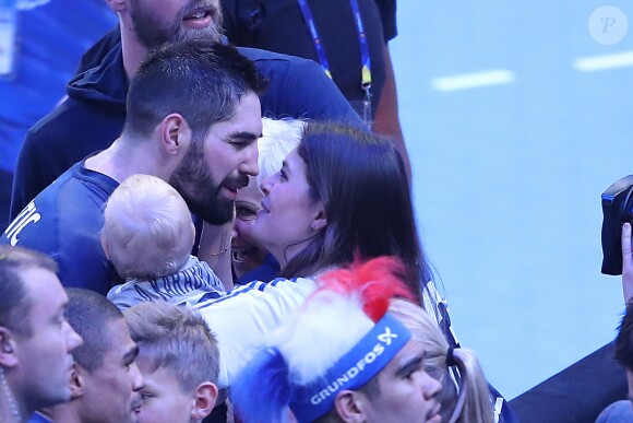 Nikola Karabatic et sa compagne Géraldine Pillet s'embrasse à la fin du match sous le regard de leur fils Alek lors du match de finale du mondial de handball, France © Cyril Moreau/Bestimage
