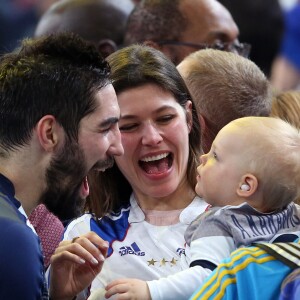 Nikola Karabatic rejoint sa compagne Géraldine Pillet et son fils Alek après le match de demi-finale du 25th mondial de handball, France - © Cyril Moreau/Bestimage