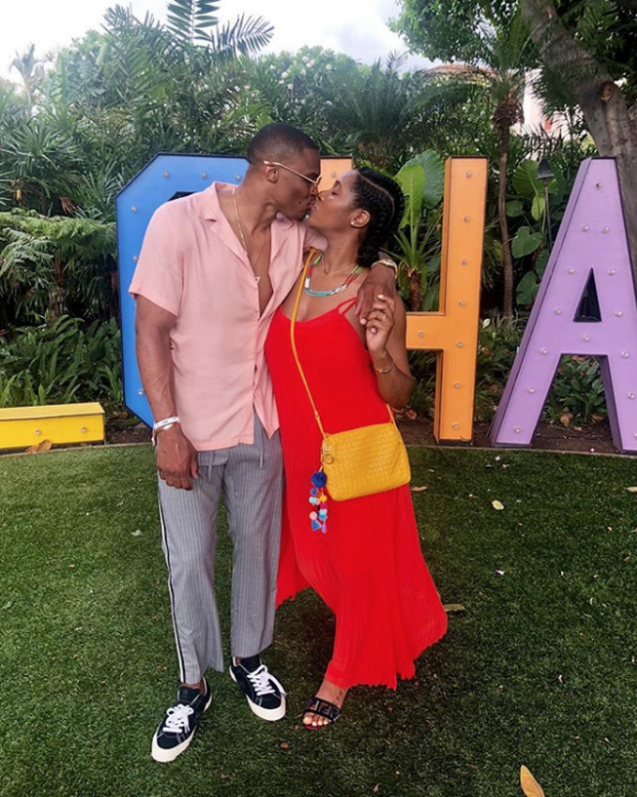 Russell Westbrook et sa femme Nina, déjà parents de Noah né en mai 2017, attendent un deuxième enfant. Photo Instagram le 30 juin 2018 en vacances à Hawaï.