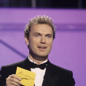 Archives - En France, à Paris, Julien Lepers sur le plateau de l'émission Questions pour un Champion le 25 novembre 1992.