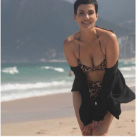 Cristina Cordula divine en bikini léopard à Rio de Janeiro