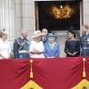 Le prince Charles, Camilla Parker Bowles, la reine Elisabeth II d'Angleterre, Meghan Markle, le prince Harry, le prince William, Kate Catherine Middleton - La famille royale d'Angleterre lors de la parade aérienne de la RAF pour le centième anniversaire au palais de Buckingham à Londres. Le 10 juillet 2018