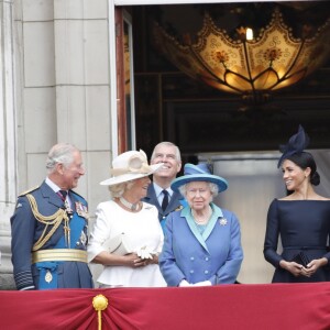 Le prince Charles, Camilla Parker Bowles, la reine Elisabeth II d'Angleterre, Meghan Markle, le prince Harry, le prince William, Kate Catherine Middleton - La famille royale d'Angleterre lors de la parade aérienne de la RAF pour le centième anniversaire au palais de Buckingham à Londres. Le 10 juillet 2018