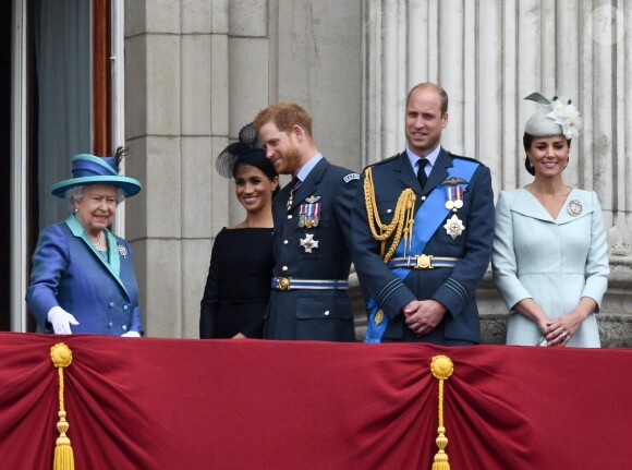 La reine Elisabeth II d'Angleterre, Meghan Markle, le prince Harry, le prince William, Kate Catherine Middleton - La famille royale d'Angleterre lors de la parade aérienne de la RAF pour le centième anniversaire au palais de Buckingham à Londres. Le 10 juillet 2018