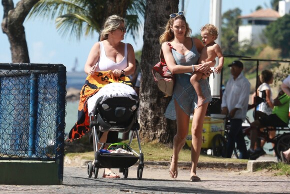 Exclusif - Candice Swanepoel profite d'une belle journée ensoleillée avec ses 2 fils, Anacã et Ariel et sa mère Eileen sur la plage de Espirito Santo au Brésil. Le 31 juillet 2018.