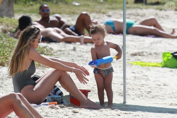 Exclusif - Candice Swanepoel profite d'une belle journée ensoleillée avec ses 2 fils, Anacã et Ariel et sa mère Eileen sur la plage de Espirito Santo au Brésil. Le 31 juillet 2018.