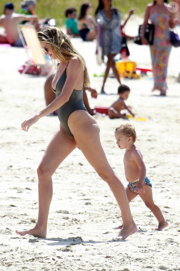 Exclusif - Candice Swanepoel profite d'une belle journée ensoleillée avec ses 2 fils, Anacã et Ariel et sa mère Eileen sur la plage de Espirito Santo au Brésil. Le 31 juillet 2018.