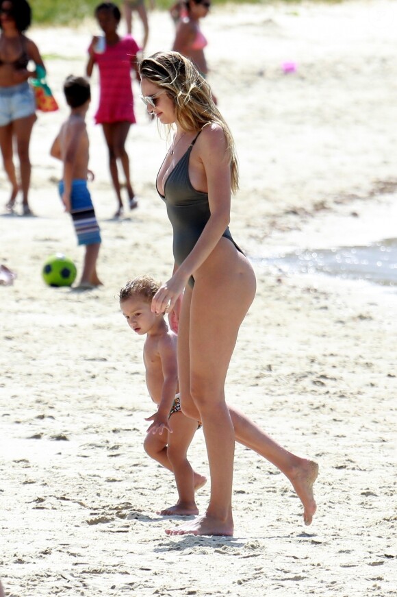 Exclusif - Candice Swanepoel profite d'une belle journée ensoleillée avec ses 2 fils, Anacã et Ariel et sa mère Eileen sur la plage de Espirito Santo au Brésil. Le 31 juillet 2018.