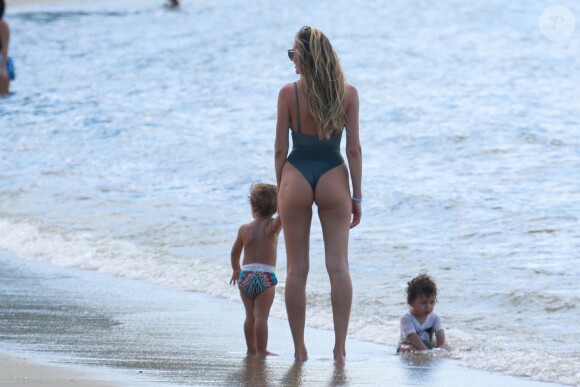 Exclusif - Candice Swanepoel profite d'une belle journée ensoleillée avec ses 2 fils, Anacã et Ariel et sa mère Eileen sur la plage de Espirito Santo au Brésil. Le 31 juillet 2018.