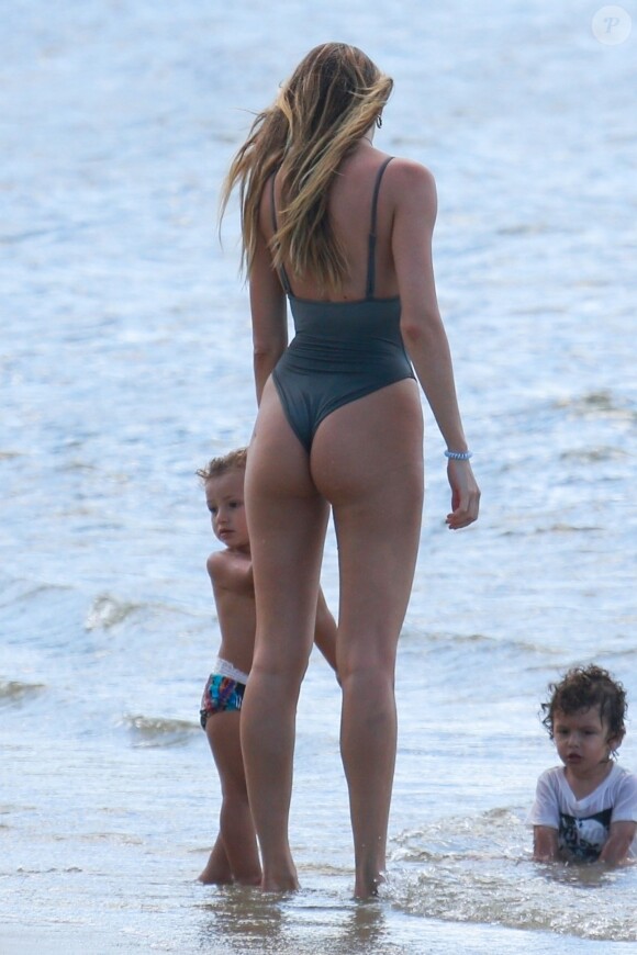 Exclusif - Candice Swanepoel profite d'une belle journée ensoleillée avec ses 2 fils, Anacã et Ariel et sa mère Eileen sur la plage de Espirito Santo au Brésil. Le 31 juillet 2018.