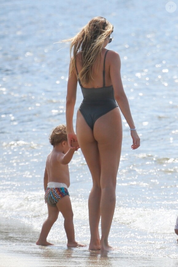 Exclusif - Candice Swanepoel profite d'une belle journée ensoleillée avec ses 2 fils, Anacã et Ariel et sa mère Eileen sur la plage de Espirito Santo au Brésil. Le 31 juillet 2018.