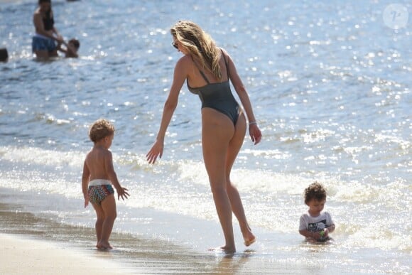 Exclusif - Candice Swanepoel profite d'une belle journée ensoleillée avec ses 2 fils, Anacã et Ariel et sa mère Eileen sur la plage de Espirito Santo au Brésil. Le 31 juillet 2018.