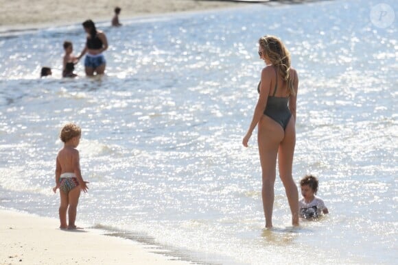 Exclusif - Candice Swanepoel profite d'une belle journée ensoleillée avec ses 2 fils, Anacã et Ariel et sa mère Eileen sur la plage de Espirito Santo au Brésil. Le 31 juillet 2018.