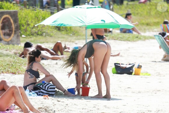 Exclusif - Candice Swanepoel profite d'une belle journée ensoleillée avec ses 2 fils, Anacã et Ariel et sa mère Eileen sur la plage de Espirito Santo au Brésil. Le 31 juillet 2018.