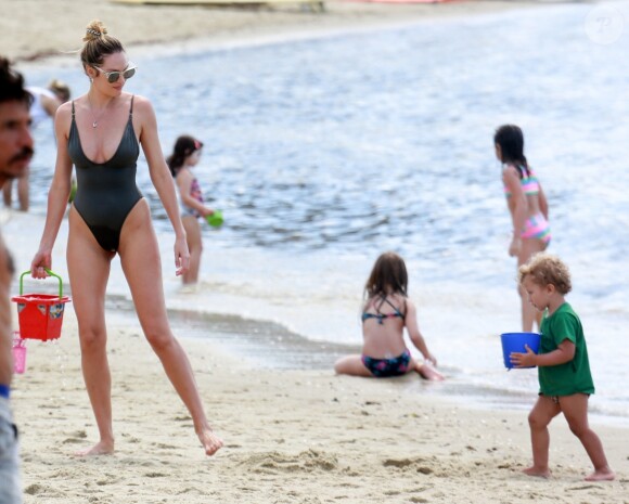Exclusif - Candice Swanepoel profite d'une belle journée ensoleillée avec ses 2 fils, Anacã et Ariel et sa mère Eileen sur la plage de Espirito Santo au Brésil. Le 31 juillet 2018.