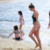 Exclusif - Candice Swanepoel profite d'une belle journée ensoleillée avec ses 2 fils, Anacã et Ariel et sa mère Eileen sur la plage de Espirito Santo au Brésil. Le 31 juillet 2018.