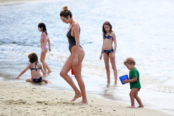 Exclusif - Candice Swanepoel profite d'une belle journée ensoleillée avec ses 2 fils, Anacã et Ariel et sa mère Eileen sur la plage de Espirito Santo au Brésil. Le 31 juillet 2018.