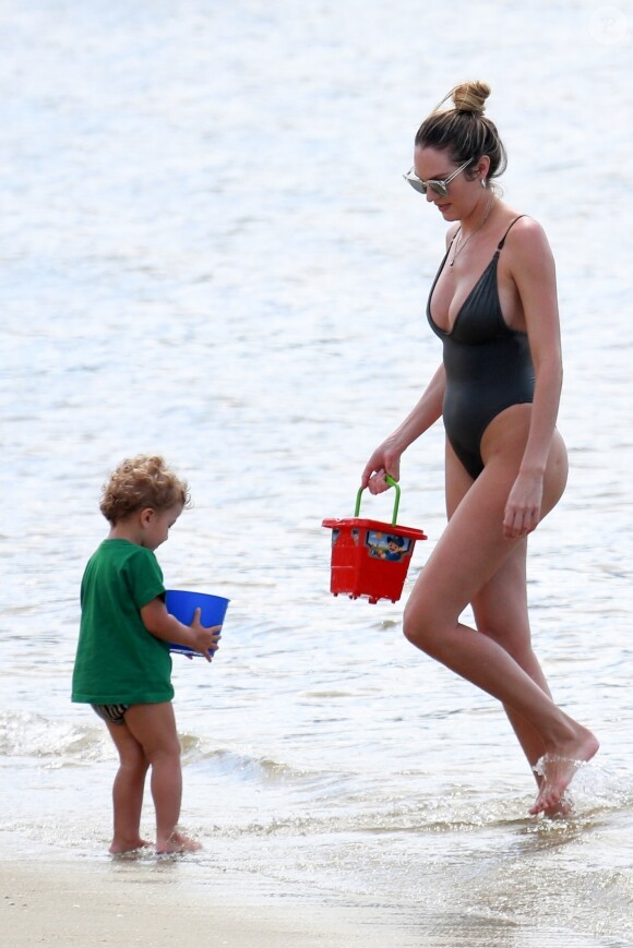 Exclusif - Candice Swanepoel profite d'une belle journée ensoleillée avec ses 2 fils, Anacã et Ariel et sa mère Eileen sur la plage de Espirito Santo au Brésil. Le 31 juillet 2018.