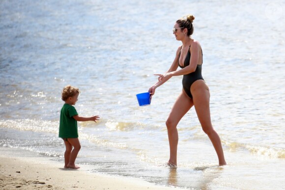 Exclusif - Candice Swanepoel profite d'une belle journée ensoleillée avec ses 2 fils, Anacã et Ariel et sa mère Eileen sur la plage de Espirito Santo au Brésil. Le 31 juillet 2018.