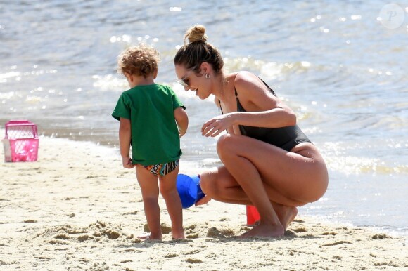 Exclusif - Candice Swanepoel profite d'une belle journée ensoleillée avec ses 2 fils, Anacã et Ariel et sa mère Eileen sur la plage de Espirito Santo au Brésil. Le 31 juillet 2018.