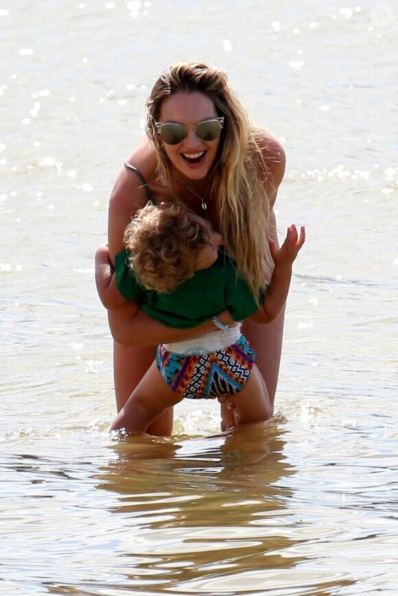 Exclusif - Candice Swanepoel profite d'une belle journée ensoleillée avec ses 2 fils, Anacã et Ariel et sa mère Eileen sur la plage de Espirito Santo au Brésil. Le 31 juillet 2018.