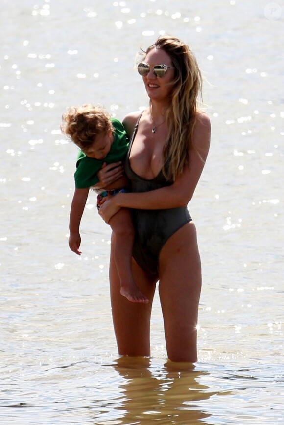 Exclusif - Candice Swanepoel profite d'une belle journée ensoleillée avec ses 2 fils, Anacã et Ariel et sa mère Eileen sur la plage de Espirito Santo au Brésil. Le 31 juillet 2018.