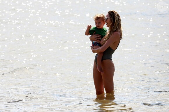 Exclusif - Candice Swanepoel profite d'une belle journée ensoleillée avec ses 2 fils, Anacã et Ariel et sa mère Eileen sur la plage de Espirito Santo au Brésil. Le 31 juillet 2018.