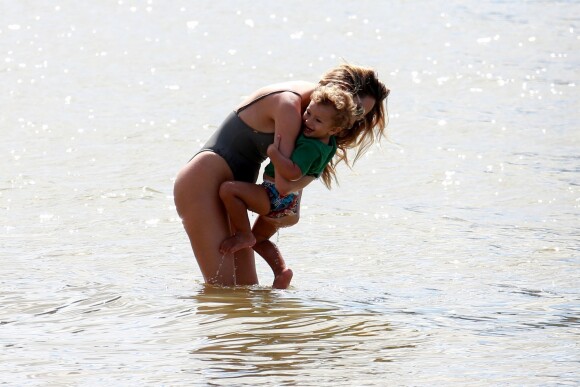 Exclusif - Candice Swanepoel profite d'une belle journée ensoleillée avec ses 2 fils, Anacã et Ariel et sa mère Eileen sur la plage de Espirito Santo au Brésil. Le 31 juillet 2018.