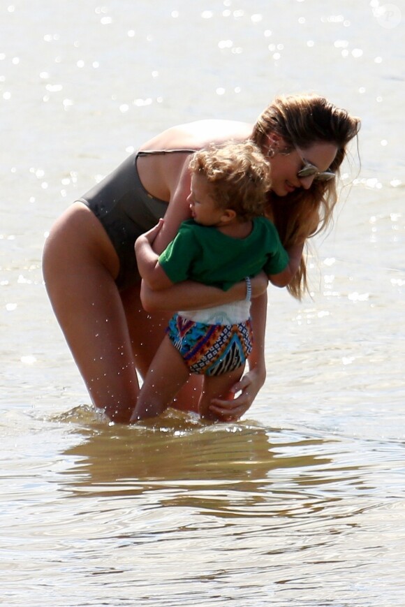 Exclusif - Candice Swanepoel profite d'une belle journée ensoleillée avec ses 2 fils, Anacã et Ariel et sa mère Eileen sur la plage de Espirito Santo au Brésil. Le 31 juillet 2018.