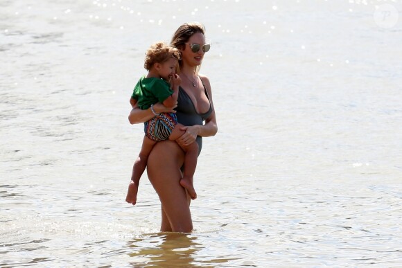 Exclusif - Candice Swanepoel profite d'une belle journée ensoleillée avec ses 2 fils, Anacã et Ariel et sa mère Eileen sur la plage de Espirito Santo au Brésil. Le 31 juillet 2018.
