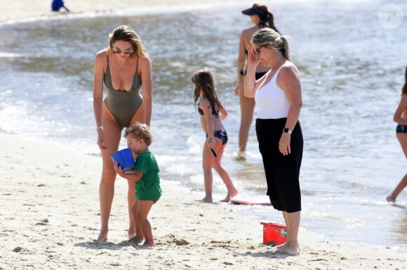 Exclusif - Candice Swanepoel profite d'une belle journée ensoleillée avec ses 2 fils, Anacã et Ariel et sa mère Eileen sur la plage de Espirito Santo au Brésil. Le 31 juillet 2018.