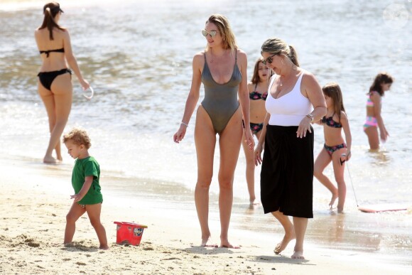 Exclusif - Candice Swanepoel profite d'une belle journée ensoleillée avec ses 2 fils, Anacã et Ariel et sa mère Eileen sur la plage de Espirito Santo au Brésil. Le 31 juillet 2018.