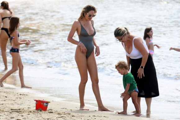Exclusif - Candice Swanepoel profite d'une belle journée ensoleillée avec ses 2 fils, Anacã et Ariel et sa mère Eileen sur la plage de Espirito Santo au Brésil. Le 31 juillet 2018.