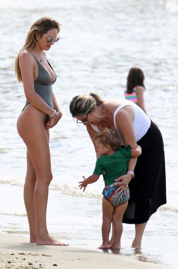 Exclusif - Candice Swanepoel profite d'une belle journée ensoleillée avec ses 2 fils, Anacã et Ariel et sa mère Eileen sur la plage de Espirito Santo au Brésil. Le 31 juillet 2018.