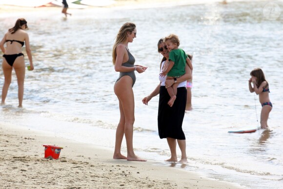 Exclusif - Candice Swanepoel profite d'une belle journée ensoleillée avec ses 2 fils, Anacã et Ariel et sa mère Eileen sur la plage de Espirito Santo au Brésil. Le 31 juillet 2018.