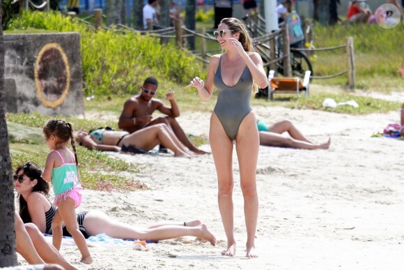 Exclusif - Candice Swanepoel profite d'une belle journée ensoleillée avec ses 2 fils, Anacã et Ariel et sa mère Eileen sur la plage de Espirito Santo au Brésil. Le 31 juillet 2018.