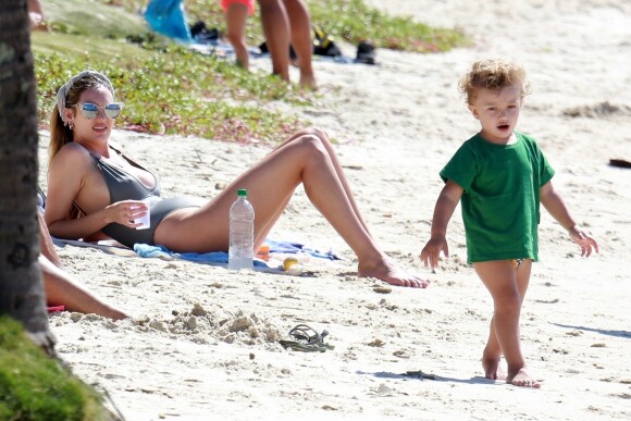 Exclusif - Candice Swanepoel profite d'une belle journée ensoleillée avec ses 2 fils, Anacã et Ariel et sa mère Eileen sur la plage de Espirito Santo au Brésil. Le 31 juillet 2018.