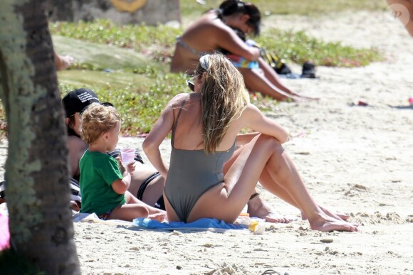 Exclusif - Candice Swanepoel profite d'une belle journée ensoleillée avec ses 2 fils, Anacã et Ariel et sa mère Eileen sur la plage de Espirito Santo au Brésil. Le 31 juillet 2018.