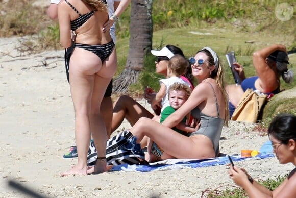 Exclusif - Candice Swanepoel profite d'une belle journée ensoleillée avec ses 2 fils, Anacã et Ariel et sa mère Eileen sur la plage de Espirito Santo au Brésil. Le 31 juillet 2018.
