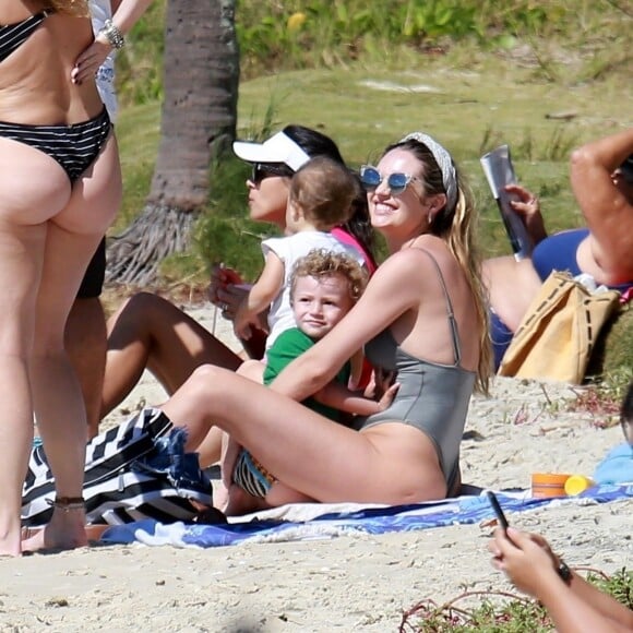Exclusif - Candice Swanepoel profite d'une belle journée ensoleillée avec ses 2 fils, Anacã et Ariel et sa mère Eileen sur la plage de Espirito Santo au Brésil. Le 31 juillet 2018.