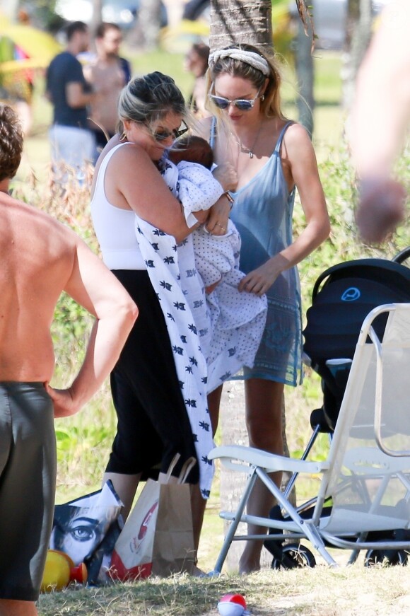 Exclusif - Candice Swanepoel profite d'une belle journée ensoleillée avec ses 2 fils, Anacã et Ariel et sa mère Eileen sur la plage de Espirito Santo au Brésil. Le 31 juillet 2018.