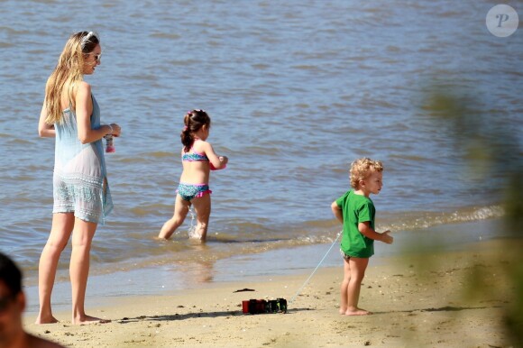 Exclusif - Candice Swanepoel profite d'une belle journée ensoleillée avec ses 2 fils, Anacã et Ariel et sa mère Eileen sur la plage de Espirito Santo au Brésil. Le 31 juillet 2018.