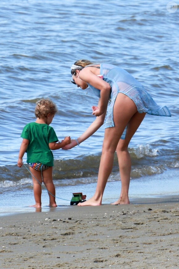 Exclusif - Candice Swanepoel profite d'une belle journée ensoleillée avec ses 2 fils, Anacã et Ariel et sa mère Eileen sur la plage de Espirito Santo au Brésil. Le 31 juillet 2018.