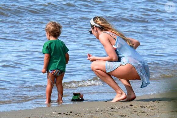 Exclusif - Candice Swanepoel profite d'une belle journée ensoleillée avec ses 2 fils, Anacã et Ariel et sa mère Eileen sur la plage de Espirito Santo au Brésil. Le 31 juillet 2018.