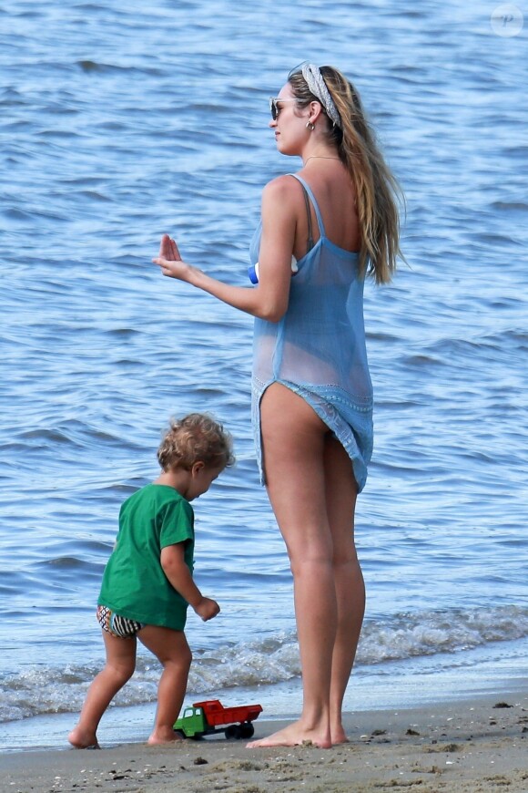 Exclusif - Candice Swanepoel profite d'une belle journée ensoleillée avec ses 2 fils, Anacã et Ariel et sa mère Eileen sur la plage de Espirito Santo au Brésil. Le 31 juillet 2018.