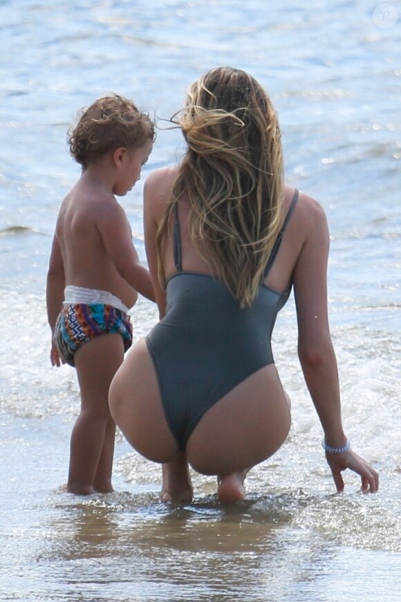 Exclusif - Candice Swanepoel profite d'une belle journée ensoleillée avec ses 2 fils, Anacã et Ariel et sa mère Eileen sur la plage de Espirito Santo au Brésil. Le 31 juillet 2018.