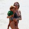 Exclusif - Candice Swanepoel profite d'une belle journée ensoleillée avec ses 2 fils, Anacã et Ariel et sa mère Eileen sur la plage de Espirito Santo au Brésil. Le 31 juillet 2018.