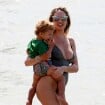 Candice Swanepoel : Maman divine avec ses deux fils à la plage