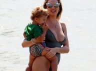 Candice Swanepoel : Maman divine avec ses deux fils à la plage
