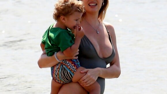 Candice Swanepoel : Maman divine avec ses deux fils à la plage